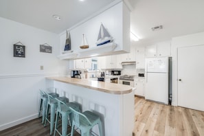 Fridge, microwave, oven, stovetop - Pet friendly! Two houses connected by covered breezeway with a large private poo (Port Aransas)