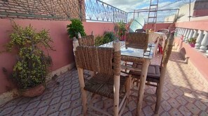 تناول الطعام بالخارج