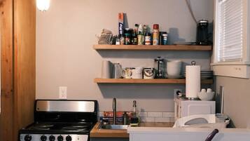 Microondas, horno, parrilla de estufa y cafetera y tetera