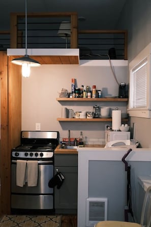 Micro-ondes, four, plaque de cuisson, cafetière/bouilloire