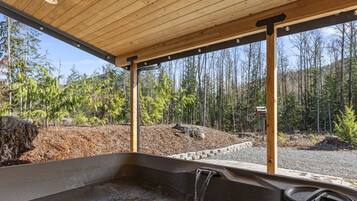 Banyera d'hidromassatge a l'aire lliure