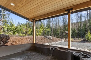 Banyera d'hidromassatge a l'aire lliure