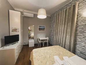 Premium bedding, in-room safe, individually decorated