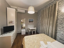 Ropa de cama de alta calidad y caja de seguridad en la habitación 