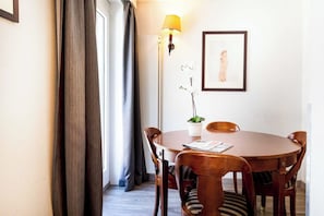 Dining - Cosy, Air-conditioned Flat -1br/4p- Geneva (Geneva)