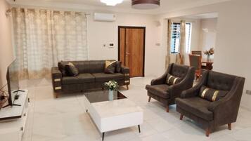 House, 3 Bedrooms, Accessible, Smoking | Living room