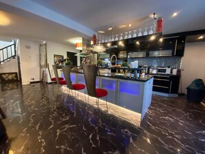 Microonde, forno, piano cottura, lavastoviglie