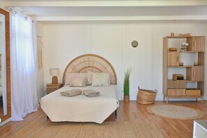 5 habitaciones, tabla de planchar con plancha, cuna de viaje y wifi 
