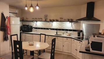 Coffee/tea maker, fridge, microwave, oven
