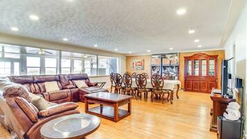 House (4 Bedrooms) | Interior