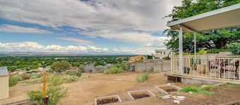 6 Mi to Unm: Albuquerque Family Abode w/ Views!