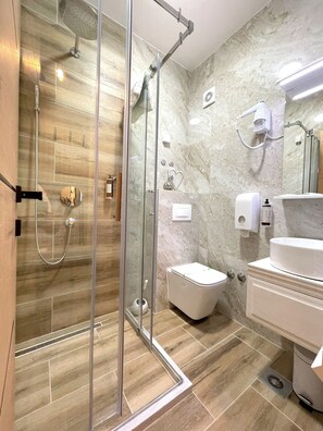 Comfort Double Room | Bilik Mandi | Pancuran mandi, pengering rambut, selipar, tuala disediakan 