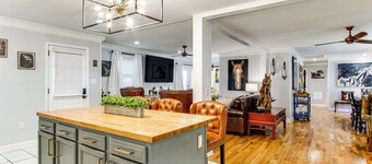 2 ไมล์ ถึง เขตประวัติศาสตร์ ม้า: บ้าน ที่พักสัตว์เลี้ยงพักได้