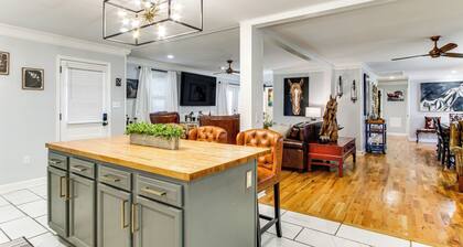 2 Mi to Historic Horse District: Dog-friendly Home