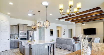 Private Hot Tub + Putting Green: El Paso Getaway!