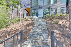 House (3 Bedrooms) | Interior - Private Dock & River Views: Modern Gem in Waterloo (Waterloo)