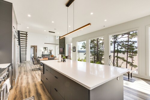 Private Dock & River Views: Modern Gem in Waterloo