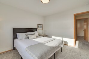 Interior - Fire Pit, Waterfront + Boat Dock: Detroit Lake Gem (Detroit Lakes)