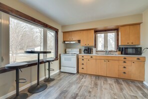 Interior - Fire Pit, Waterfront + Boat Dock: Detroit Lake Gem (Detroit Lakes)