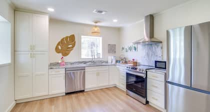 Colorful & Retro Perkinston Cottage w/ Yard!