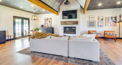 'all About the Buzz' Cottage w/ Patio & Yard!