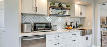 Pool & Hot Tub Access: Brentwood Getaway!