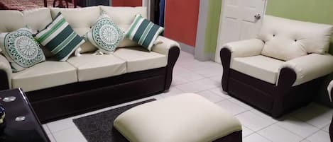 House, 3 Bedrooms, Smoking, Patio | Living room