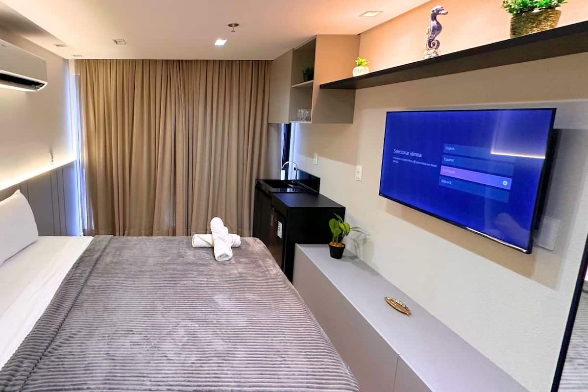 1 habitación, escritorio y espacio para trabajar con laptop