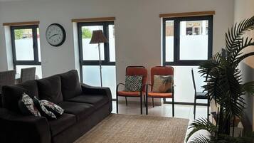 Apartment, 2 Bedrooms, Accessible, Private Pool | Living room | Books