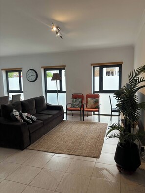 Appartement, 2 chambres, accessible aux personnes à mobilité réduite, piscine privée | Salle de séjour | Livres