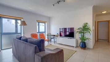 Apartment, 2 Bedrooms, Accessible, Private Pool | Living room | Books