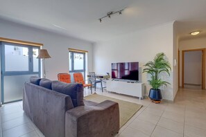 Apartment, 2 Bedrooms, Accessible, Private Pool | Living room | Books