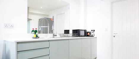 Frigorífico, microondas, horno y placa de cocina