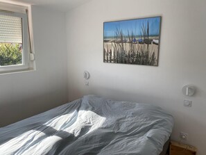 3 habitaciones, tabla de planchar con plancha, wifi y ropa de cama 