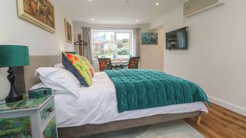 1 bedroom, individually decorated, individually furnished, free WiFi