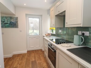 Cookware/dishes/utensils - Elder Cottage Studio (Truro)