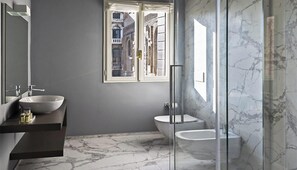 Hair dryer, bidet, towels, soap - Luxurious Canal-View Apartment in the Heart of Venice (Venezia)