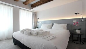 3 bedrooms, desk, iron/ironing board, free WiFi - Luxurious Canal-View Apartment in the Heart of Venice (Venezia)