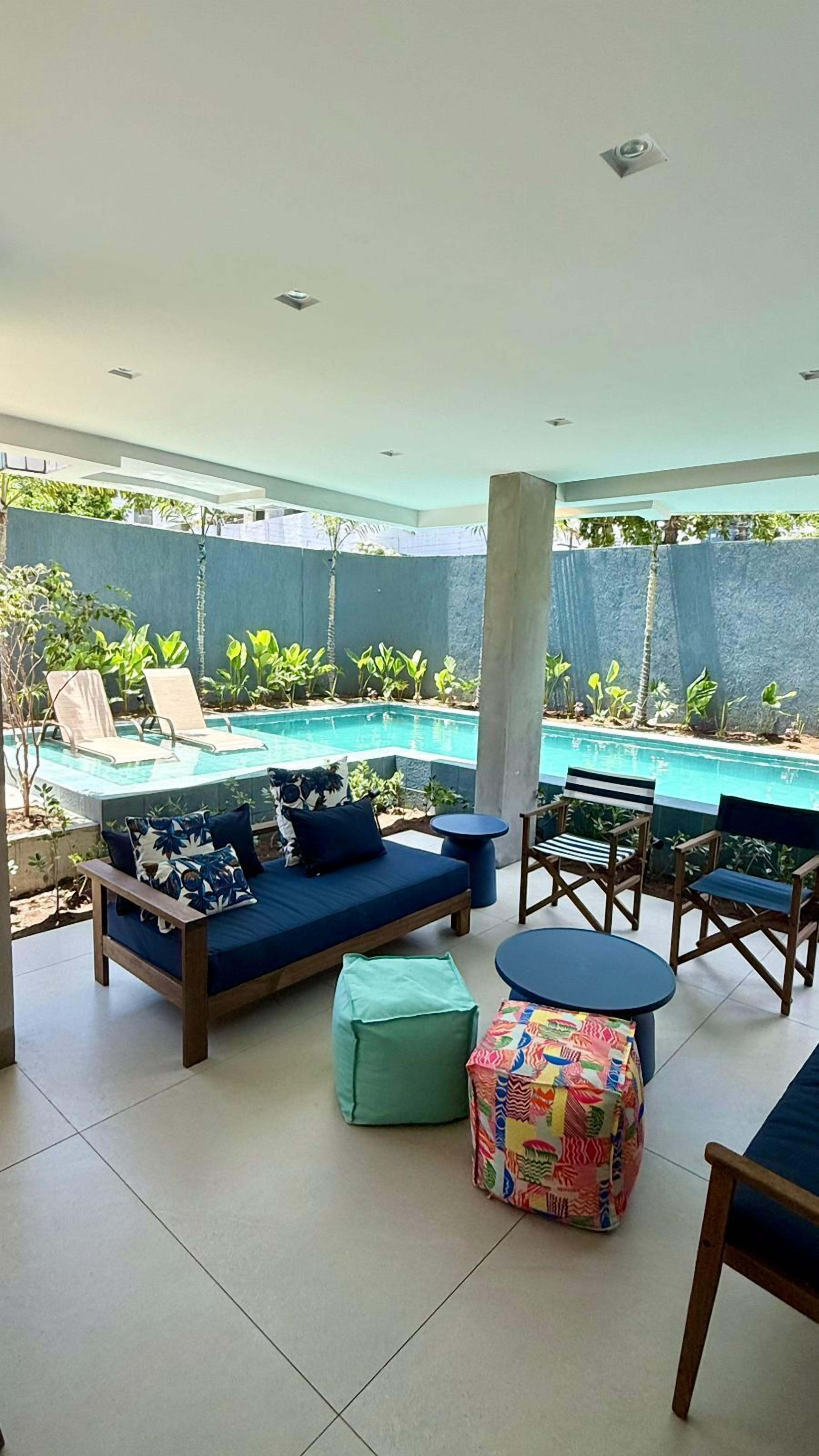 Utomhuspool och solstolar