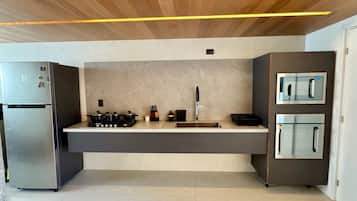 Apartamento | Cozinha privada | Geladeira grande, micro-ondas, fogão