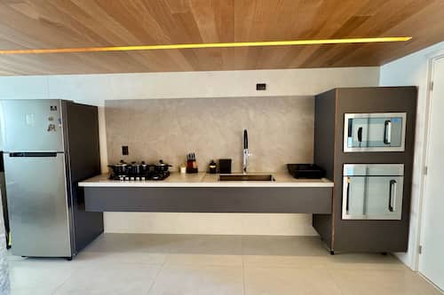 Departamento | Cocina privada | Refrigerador con congelador, microondas, horno y utensilios de cocina