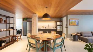 Apartamento luxo | Cozinha privada | Geladeira grande, micro-ondas, fogão