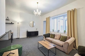 TV, offices - Host & Stay | Queen Street Apartment (Amble)