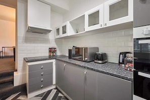 Fridge, microwave, oven, stovetop - Host & Stay | Queen Street Apartment (Amble)