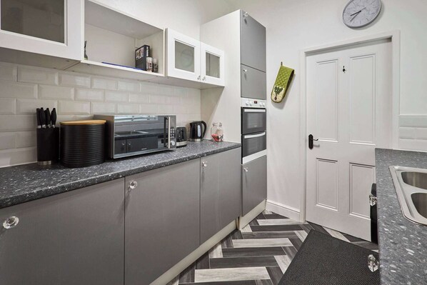 Fridge, microwave, oven, stovetop