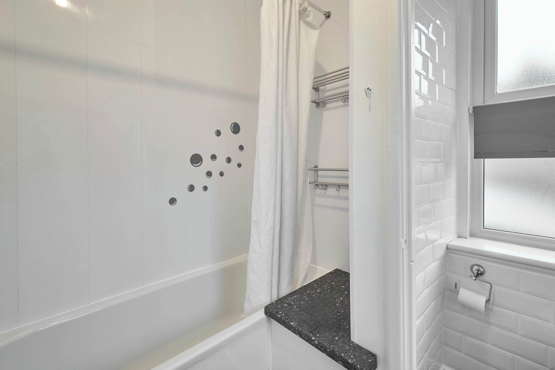 Douche, sèche-cheveux, serviettes fournies