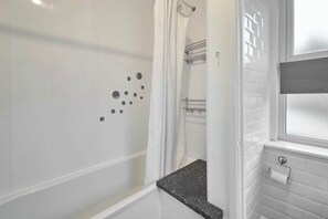 Shower, hair dryer, towels - Host & Stay | Queen Street Apartment (Amble)