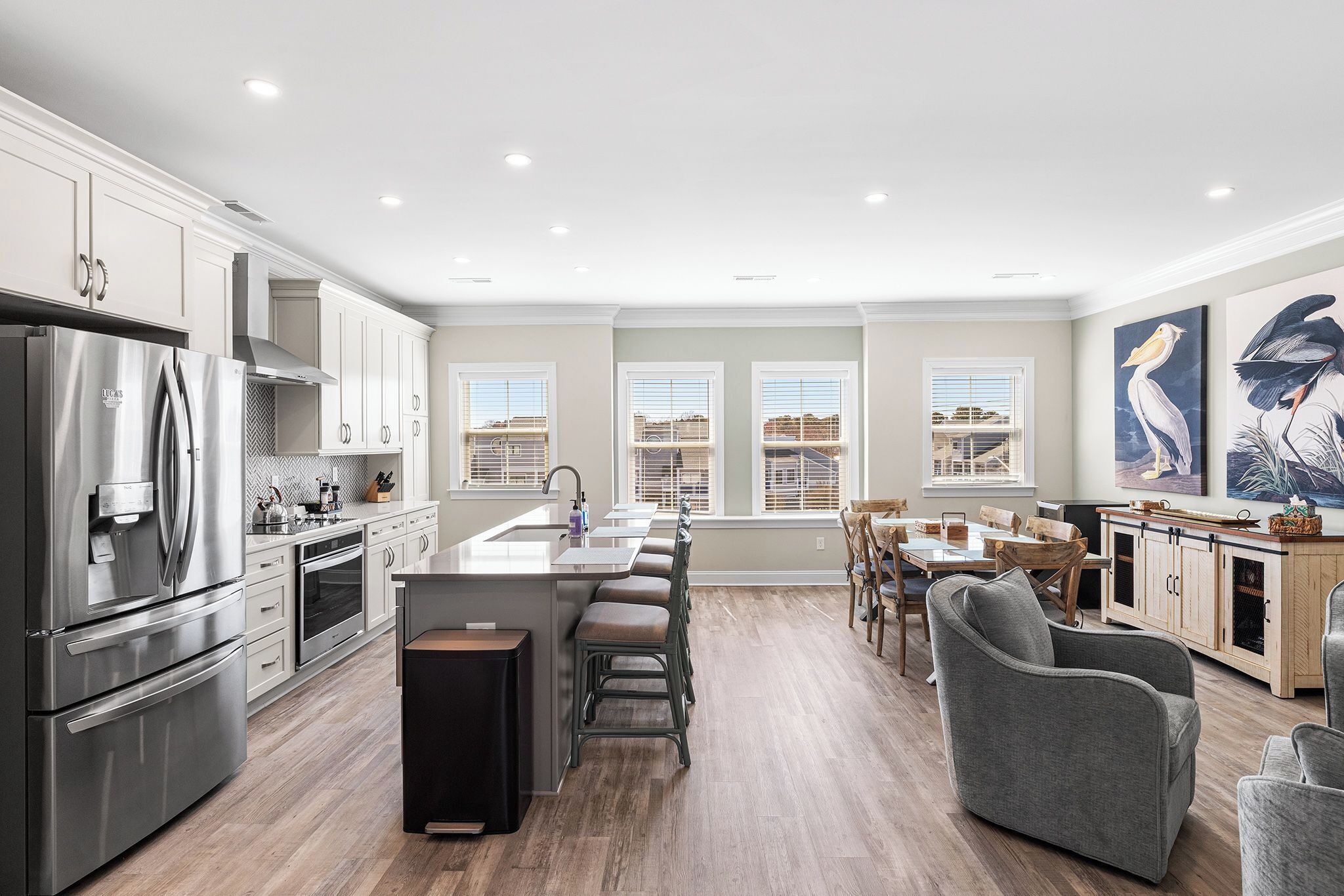 Mikrowelle, Geschirrspüler, Wasserkocher mit Kaffee-/Teezubehör