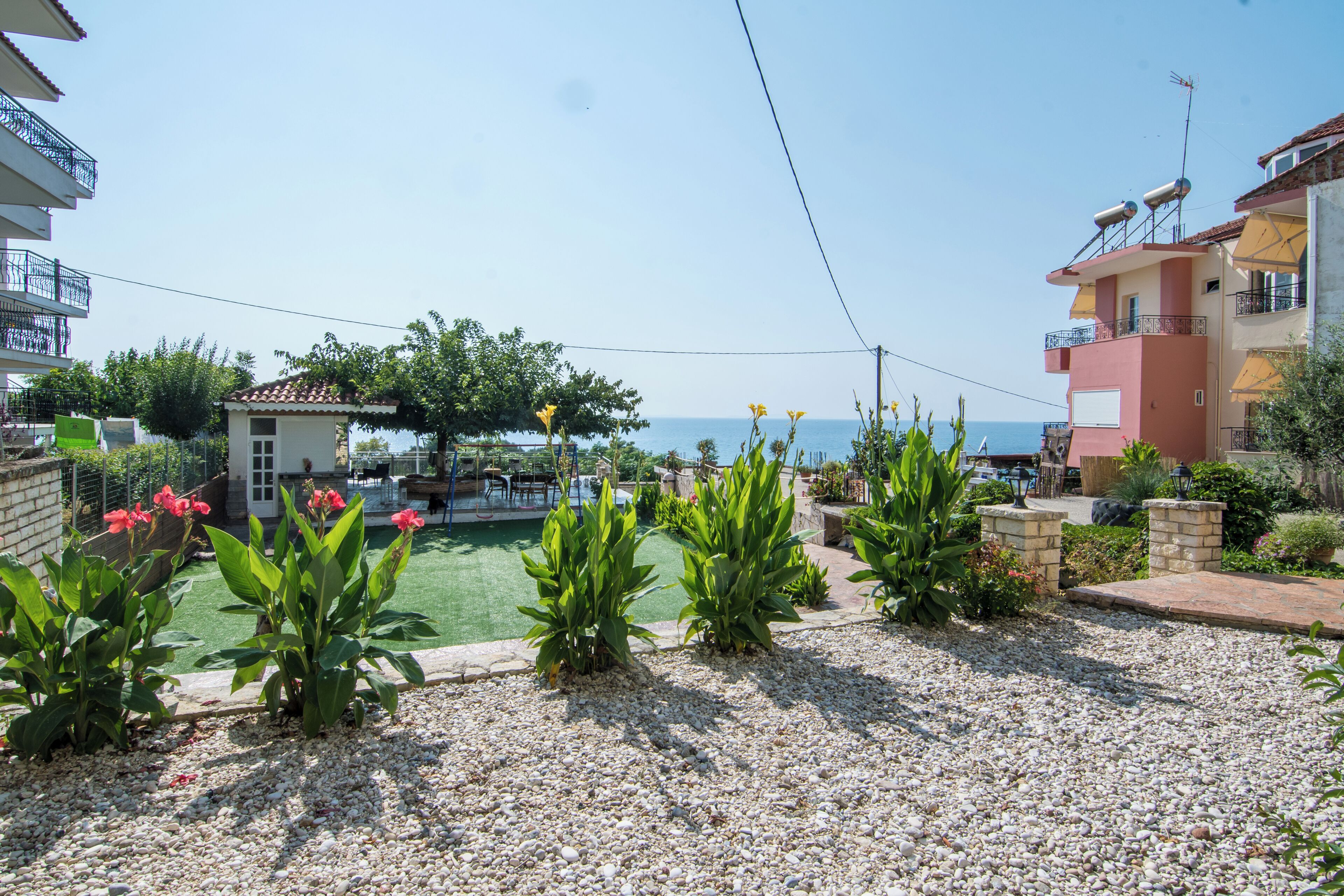 Zona residenziale con piscina, spazi verdi e palazzi con balconi.