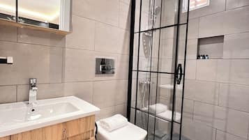 Quarto casal superior | Banheiro | Produtos de toalete grátis, secador de cabelo, chinelos, bidê